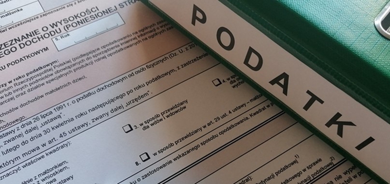Na zdjęciu segregator na dokumenty oraz deklaracja podatkowa